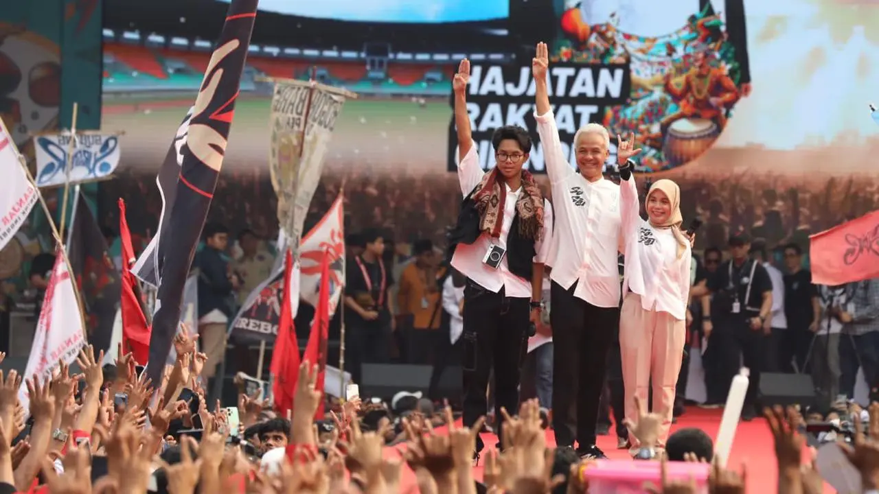 Ganjar Pranowo, Siti Atikoh dan Alam Ganjar satu panggung dalam Hajatan Rakyat di Stadion Pakansari, Cibinong, Kabupaten Bogor, Jawa Barat, Jumat (9/2) (Istimewa)