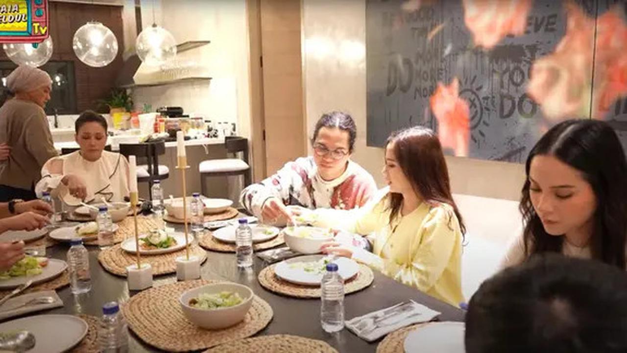 9 Momen Makan Malam Keluarga Maia Estianty di Rumah Pejaten, Hangat dan Penuh Kebersamaan