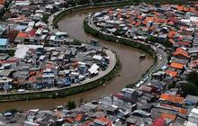 FOTO: Mengeruk Lumpur Kali Ciliwung untuk Antisipasi Pendangkalan dan Banjir Jakarta