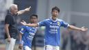 Gelandang Persib Bandung, Oh Inkyun, melakukan protes saat pertandingan melawan Arema FC pada laga Liga 1 di Stadion GBLA, Jawa Barat, Kamis (13/9/2018). Persib menang 2-0 atas Arema FC. (Bola.com/M Iqbal Ichsan)