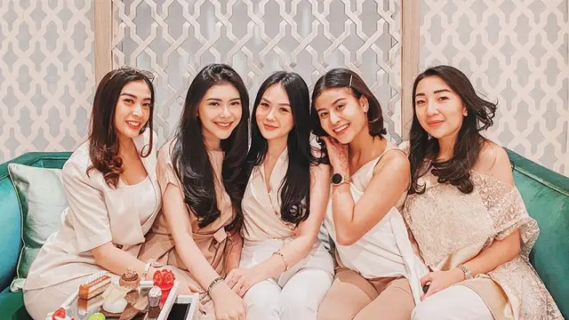 7 Potret Kedekatan Rica Andriani dan Awkarin, Sering Hangout Bareng
