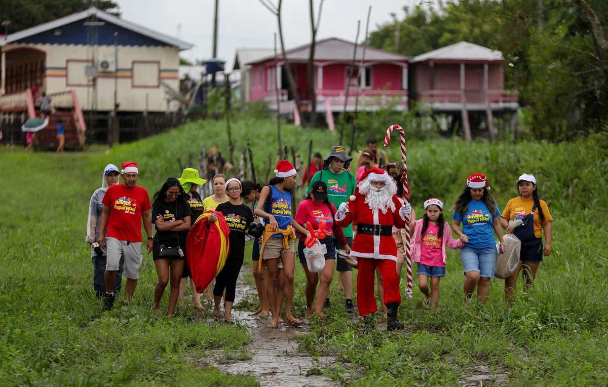 FOTO: Sinterklas Menyusuri Sungai Amazon Antar Hadiah Natal