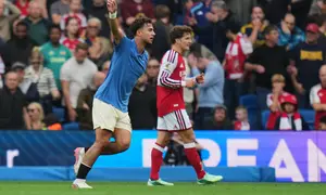 Bintang Brighton & Hove Albion Charalampos Kostoulas rayakan gol ke gawang Arsenal pada laga Liga Inggris 2026/2027, Sabtu (19/9/2026). (AP Photo/Kin Cheung)