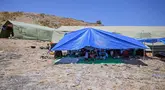 Warga berlindung di bawah tenda di sebuah lapangan terbuka di Marapokot, Nagekeo, Nusa Tenggara Timur, Senin, 17 Agustus 2026, (AFP/ Juni Kriswanto)
