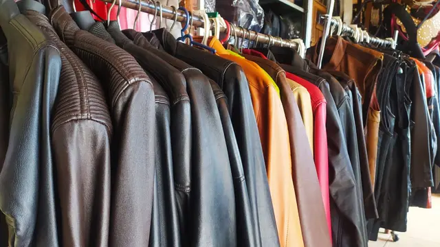 Jaket Kulit sukaregang menjadi salah satu produk handmade masyarakat Garut, yang sejak lama diakui di Indonesia.
