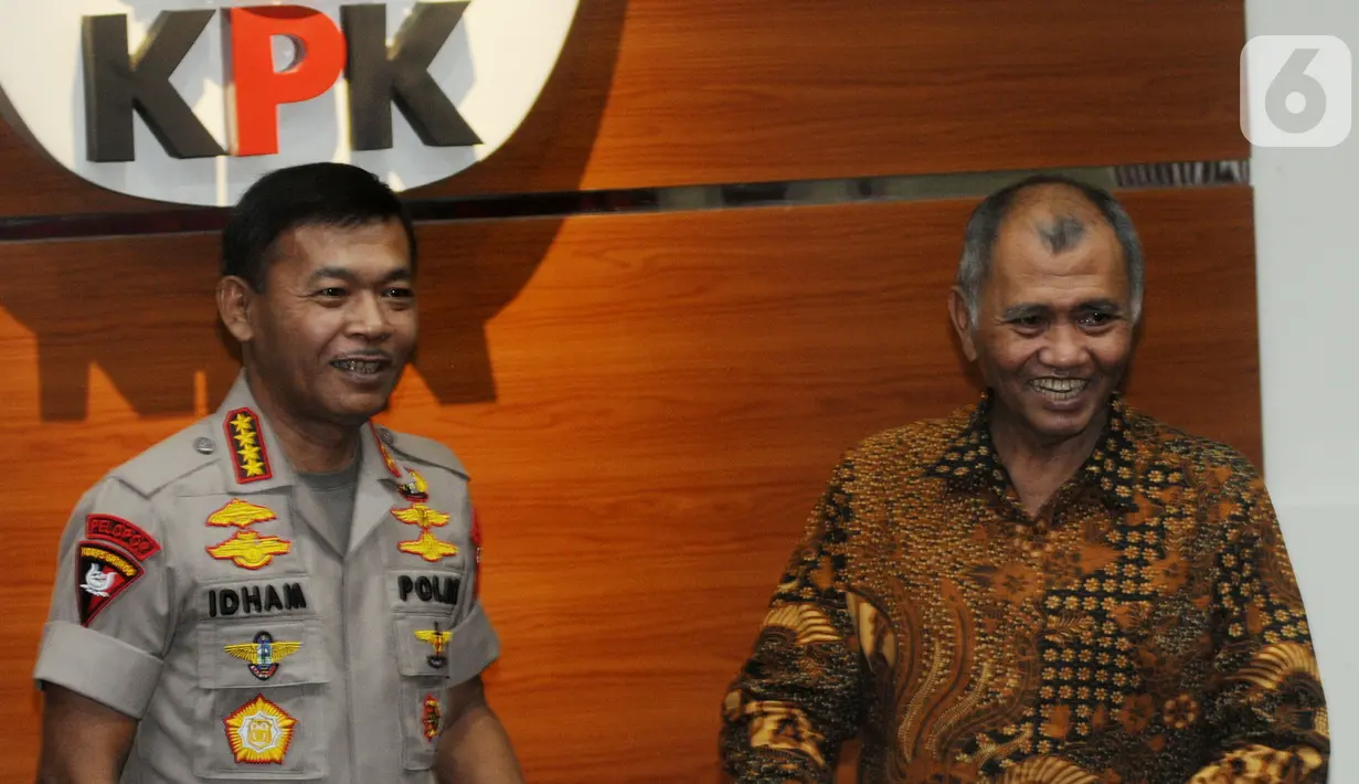 Pimpinan KPK Agus Rahardjo (kanan) dan Kapolri Jenderal Idham Azis (kiri) usai menggelar pertemuan tertutup di Gedung KPK, Jakarta, Senin (4/11/2019). Pertemuan membahas sinkronisasi antara Kepolisian dengan KPK. (merdeka.com/Dwi Narwoko)