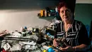 Spesialis reparasi kamera analog, Vessela Draganova berpose di bengkel kecilnya di Sofia, Bulgaria, Selasa (24/4). Vessela Draganova telah memperbaiki kamera selama 48 tahun. (AFP PHOTO/Dimitar DILKOFF)