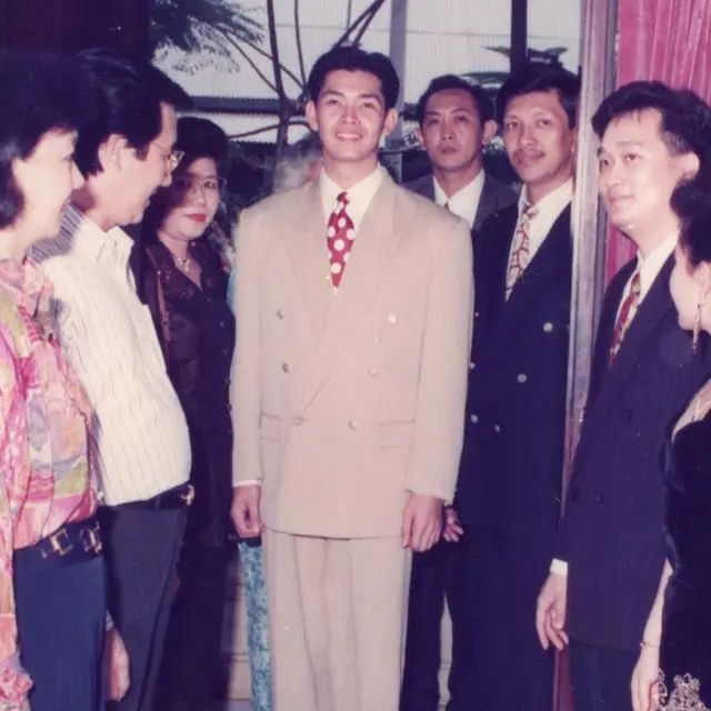 6 Potret Beda Acara Lamaran Brandon dan Ferry Salim, Pakai Setelan Jas Seperti Ayah