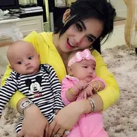 Syahrini dekap keponakannya, Raja dan Ratu (Instagram/@princessyahrini)