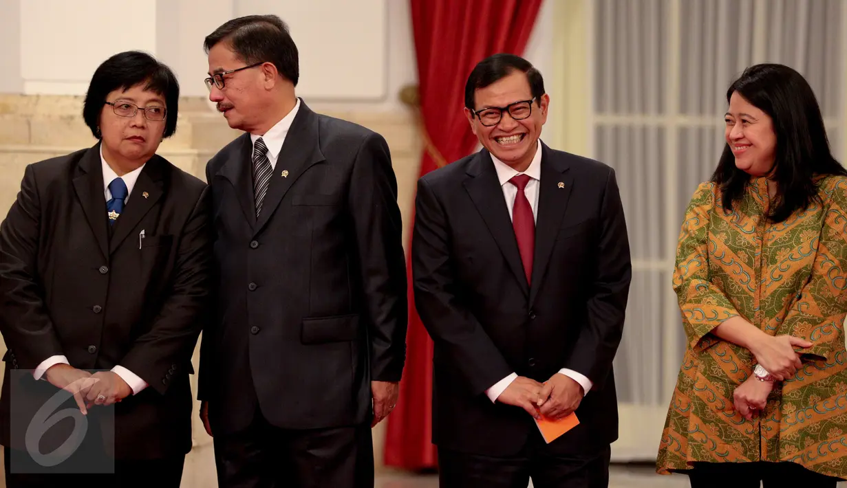 Seskab Pramono Anung (kedua kanan) terlihat berbincang dengan Menko PMK Puan Maharani pada pelantikan Laksamana Dua (Laksda) Willem Rampangilei (kedua kanan) sebagai Kepala BNPB di Istana Negara, Jakarta, Senin (7/9/2015). (Liputan6.com/Faizal Fanani)