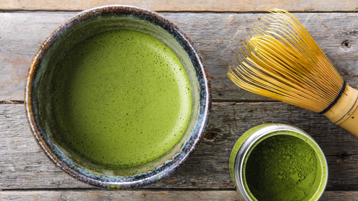 Lebih Sehat Teh Hijau atau Matcha? Begini Perbandingan Khasiatnya