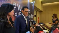 Menparekraf Sandiaga Salahuddin Uno dalam acara Pelepasan Bhikku Thudong di Taman Mini Indonesia Indah, Selasa (14/05/2024). (dok. Liputan6.com/Rusmia Nely)