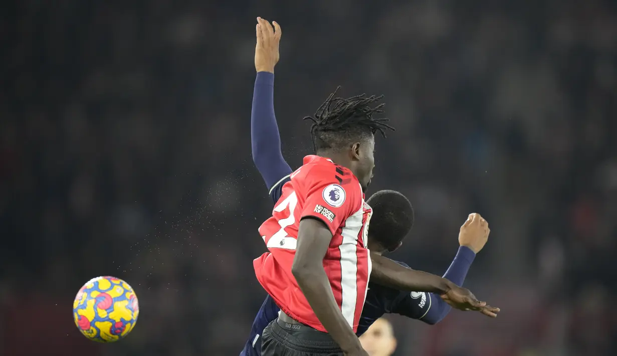 Bek Southampton Mohammed Salisu dan penyerang Aston Villa Leon Bailey melompat untuk menyundul bola pada laga lanjutan Liga Inggris 2021/2022 di Stadion St Mary’s, Sabtu (6/11/2021) dini hari WIB. Bermain di kandang sendiri, Southampton menang tipis 1-0 atas Aston Villa. (AP Photo/Frank Augstein)