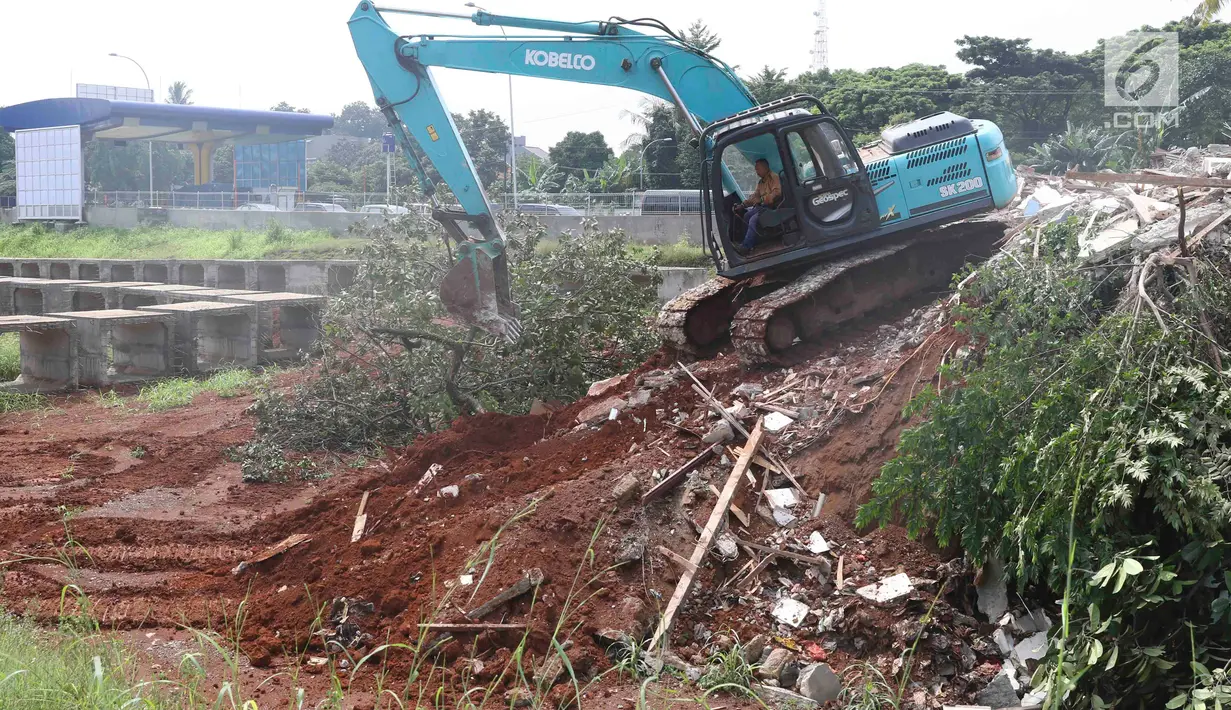 Alat berat meratakan tanah saat eksekusi lahan untuk proyek jalan Tol Cijago di kawasan Kukusan, Depok, Rabu (12/12). PN Depok kembali mengeksekusi 20 bidang lahan terkait proyek jalan tol Cijago Seksi II sepanjang 5,5 km. (Liputan6.com/Immanuel Antonius)