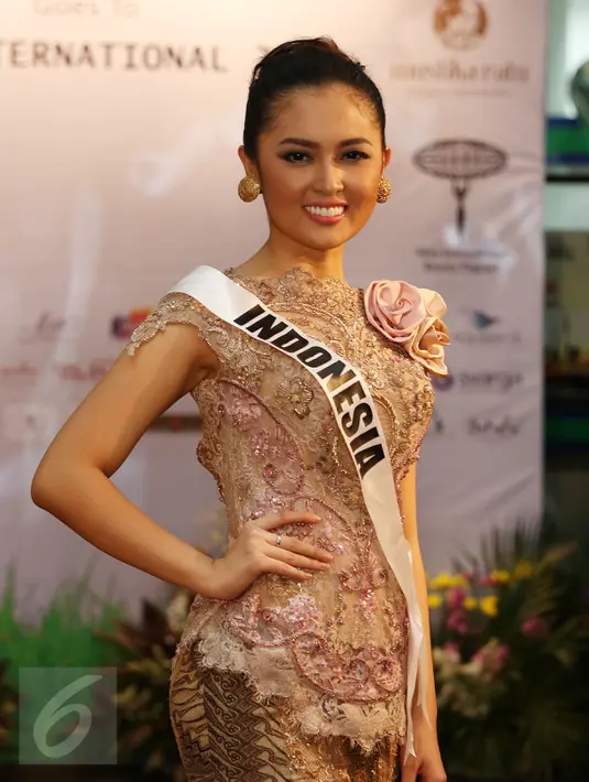 Puteri Indonesia Lingkungan 2015, Chintya Fabyola menunjukan salah satu kostum untuk dipakai di ajang Miss International 2015, Jakarta, Kamis (8/10/2015). Miss International 2015 akan diselengarakan di Tokyo pada 16 Oktober. (Liputan6.com/Herman Zakharia)