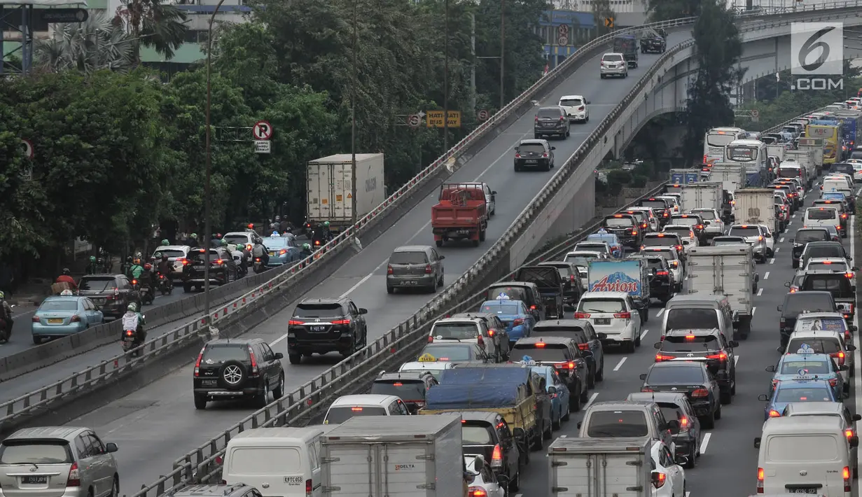 Kepadatan arus kendaraan saat melintas di Tol Dalam Kota, Jakarta, Kamis (7/6). Kepadatan arus mudik diperkirakan akan dimulai pada H-6 Lebaran atau Sabtu (9/6) besok di ruas Tol Jagorawi dan ruas Jakarta-Cikampek. (Merdeka.com/Iqbal S. Nugroho)