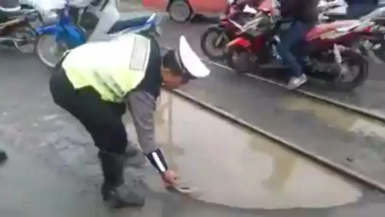 Polisi Protes Jalan Berlubang, Berapa Anggaran Perbaikannya?