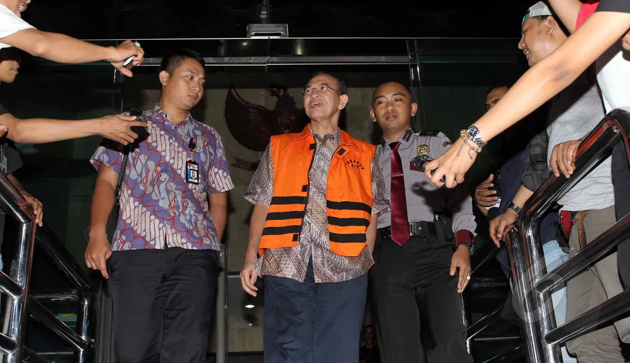 Suryadharma Ali usai menjalani pemeriksaan lanjutan di gedung KPK, Jakarta, Rabu (13/5/2015). SDA diperiksa terkait dugaan kasus korupsi penyelenggaraan ibadah haji tahun 2010-2011. (Liputan6.com/Helmi Afandi)