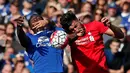 Pemain Liverpool Emre Can berebut bola dengan pemain Everton Romelu Lukaku. (Reuters / Phil Noble)