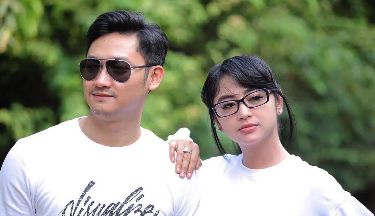 Penyanyi dan pemeran Dewi Perssik usianya genap 32 tahun pada 16 Desember silam. Sebuah kejutan telah disusun oleh sang suami Angga Wijaya pada hari jadinya tersebut. (Instagram/anggawijaya88)