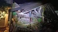 Rumah dua lantai di Sukabumi rusai usai diguyur hujan deras dan angin kencang. (Liputan6.com/Fira)
