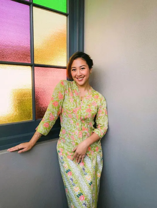 Lagi, melihat cantiknya Sherina Munaf berkebaya. Sherina memadukan kebaya hijau bercorak floral pink yang cantik dengan kain batik bernuansa hijau yang serasi. [Foto: Instagram/sherinamunaf]
