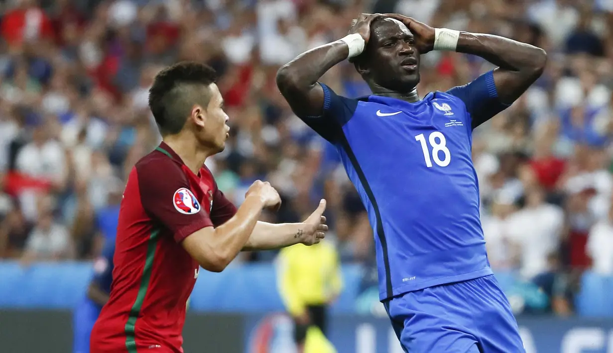 Eksprresi Moussa Sissoko saat membela Timnas Prancis di final Piala Eropa 2016 mealwan Portugal. (EPA/Ian Langsdon)