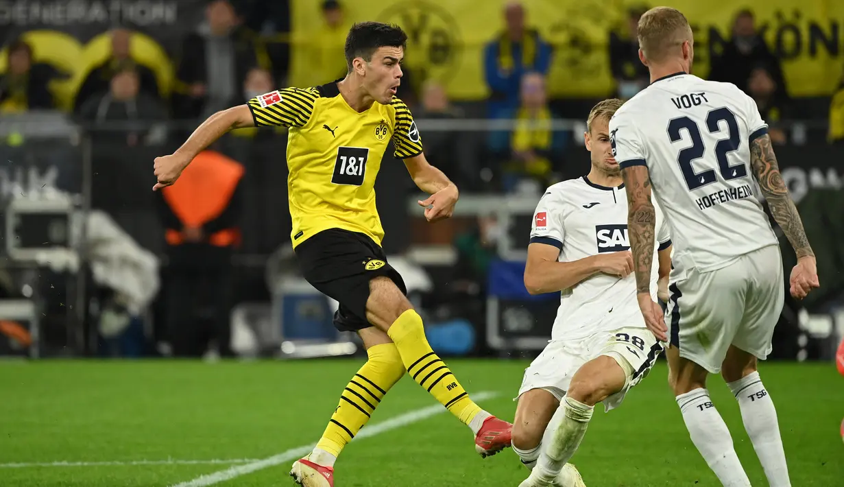 Giovanni Reyna. Gelandang serang Borussia Dortmund berusia 18 tahun ini memiliki nilai pasar mencapai 42 juta euro atau setara sekitar Rp.689 miliar. Musim ini ia telah bermain 5 laga bersama Borussia Dortmund di semua ajang kompetisi dengan torehan 2 gol dan 1 assist. (AFP/Ina Fassbender)