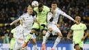 Bek Manchester City, Nicolas Otamendi, duel udara dengan pemain Dynamo Kiev, Domagoj Vida. Kemudian gol kedua dicetak oleh David Silva pada menit ke-40. (Reuters/Gleb Garanich)