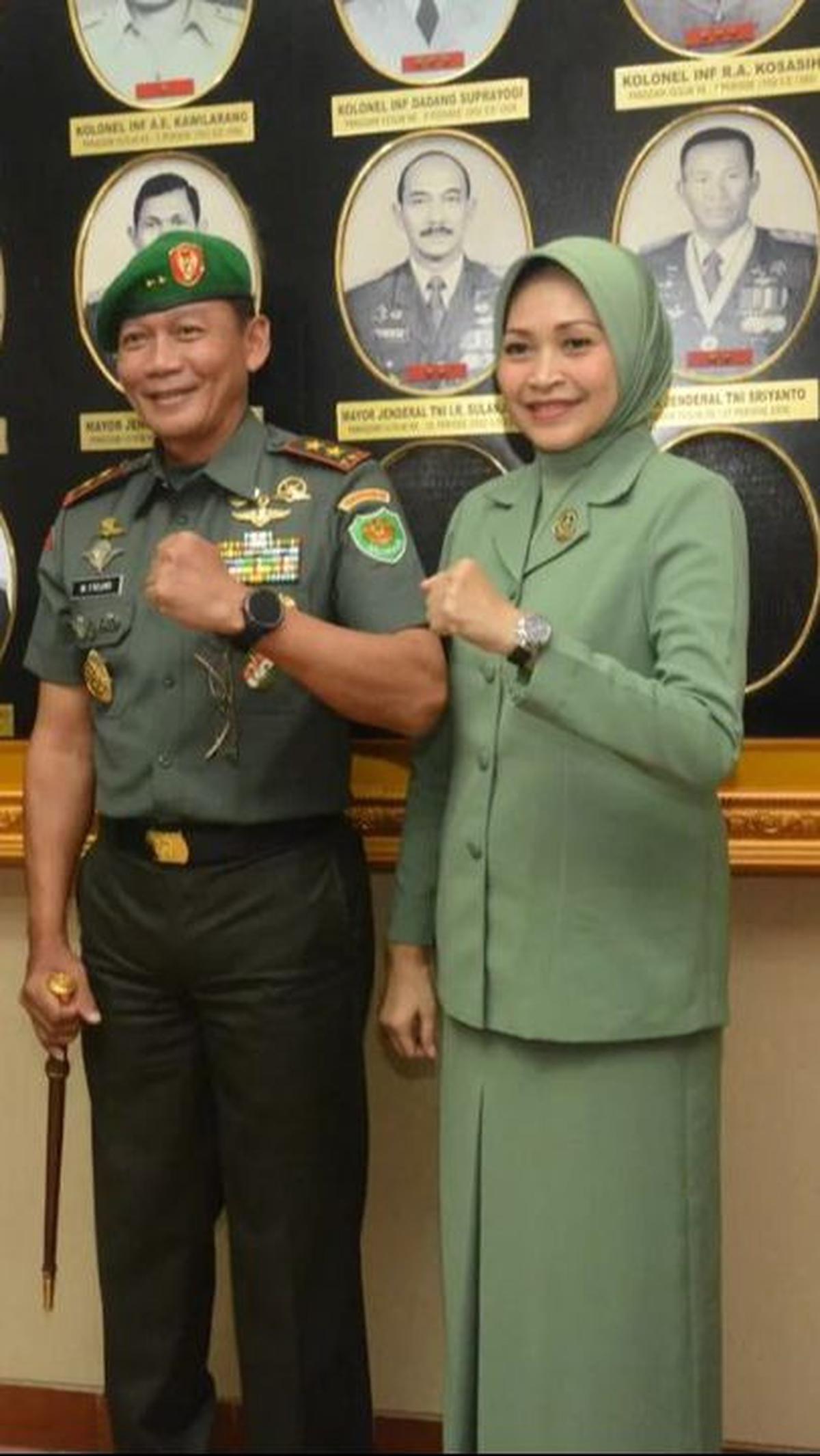 Dalam momen istimewa itu, sang jenderal bintang dua didampingi istri tercinta yakni Irawati.&nbsp;