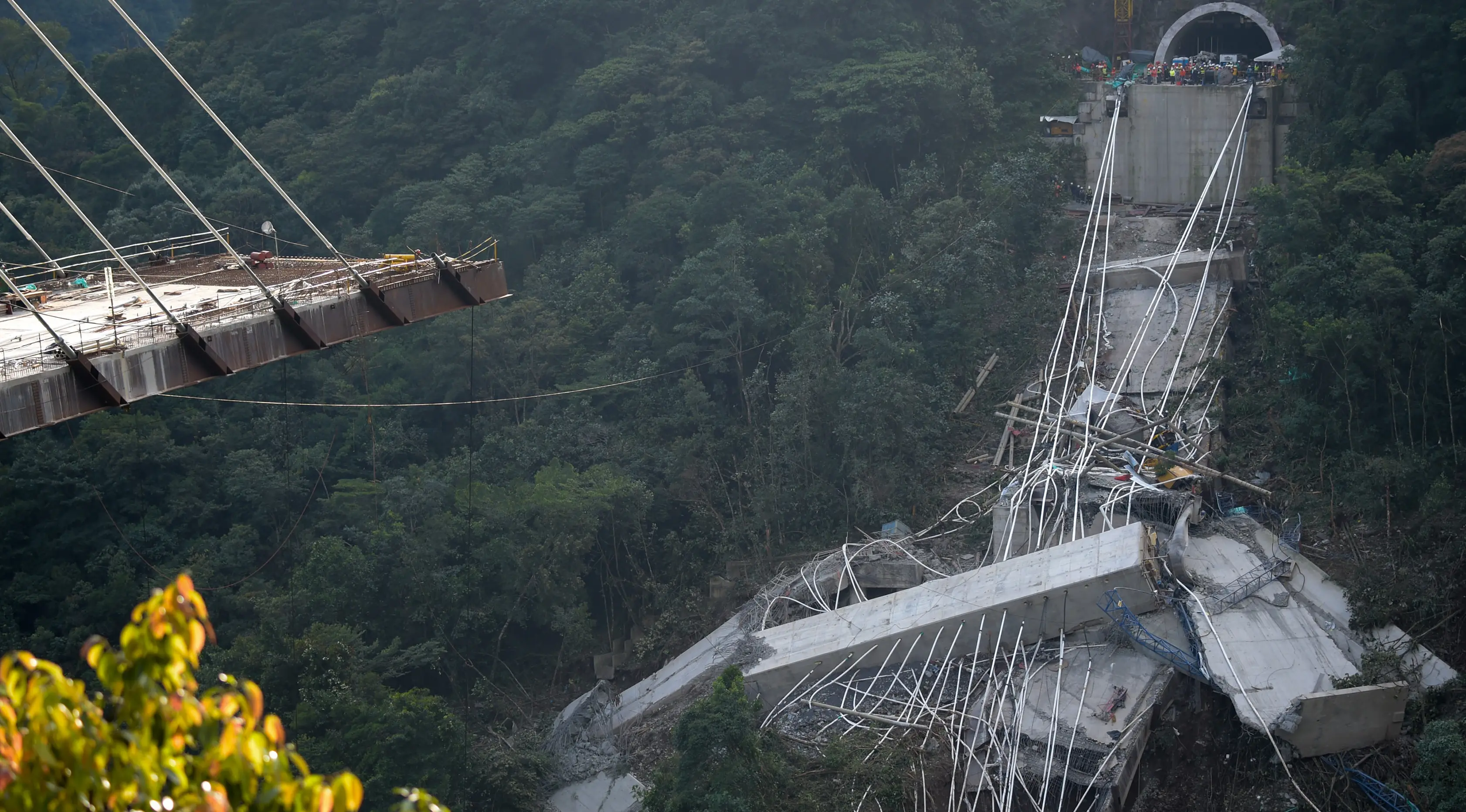 Sebuah jembatan yang menghubungkan Bogota dengan Kota Villavicencio ambruk di kota Guayabetal, Senin (16/1).  Sebanyak 10 pekerja konstruksi tewas dan lima lainnya mengalami cedera ketika jembatan yang sedang dibangun sebagian runtuh. (Raul Arboleda/AFP)
