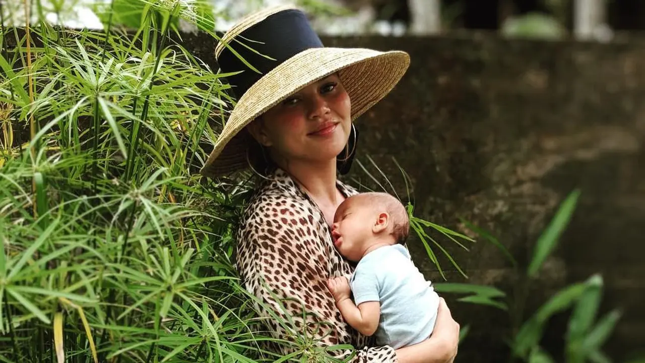[Bintang] Chrissy Teigen.