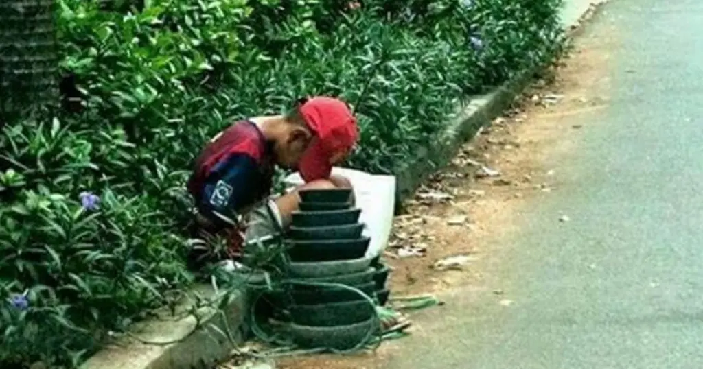 Kiki, bocah penjual cobek. | Sumber Foto: reportaseterkini.net