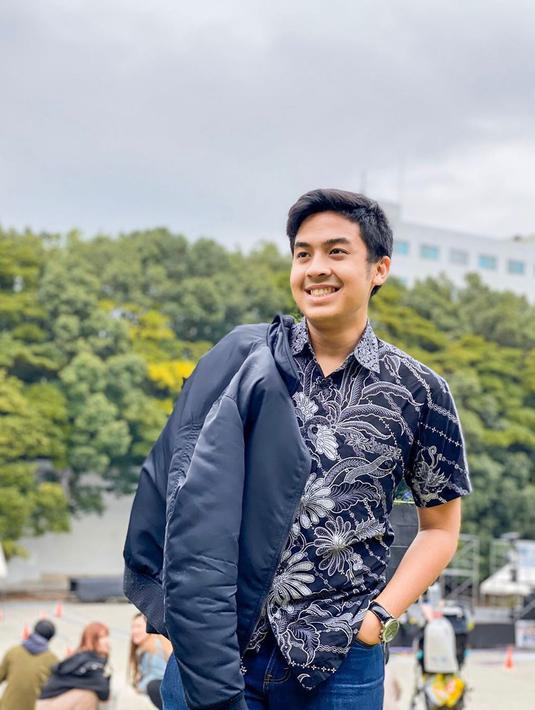 Jerome Polin kerap tampil bergaya dengan kemeja batik beragam warna dan motif. Ia bahkan mengajak teman-temannya di Jepang untuk menggunakan kain kebanggaan Indonesia ini. (Liputan6.com/IG/@jeromepolin)
