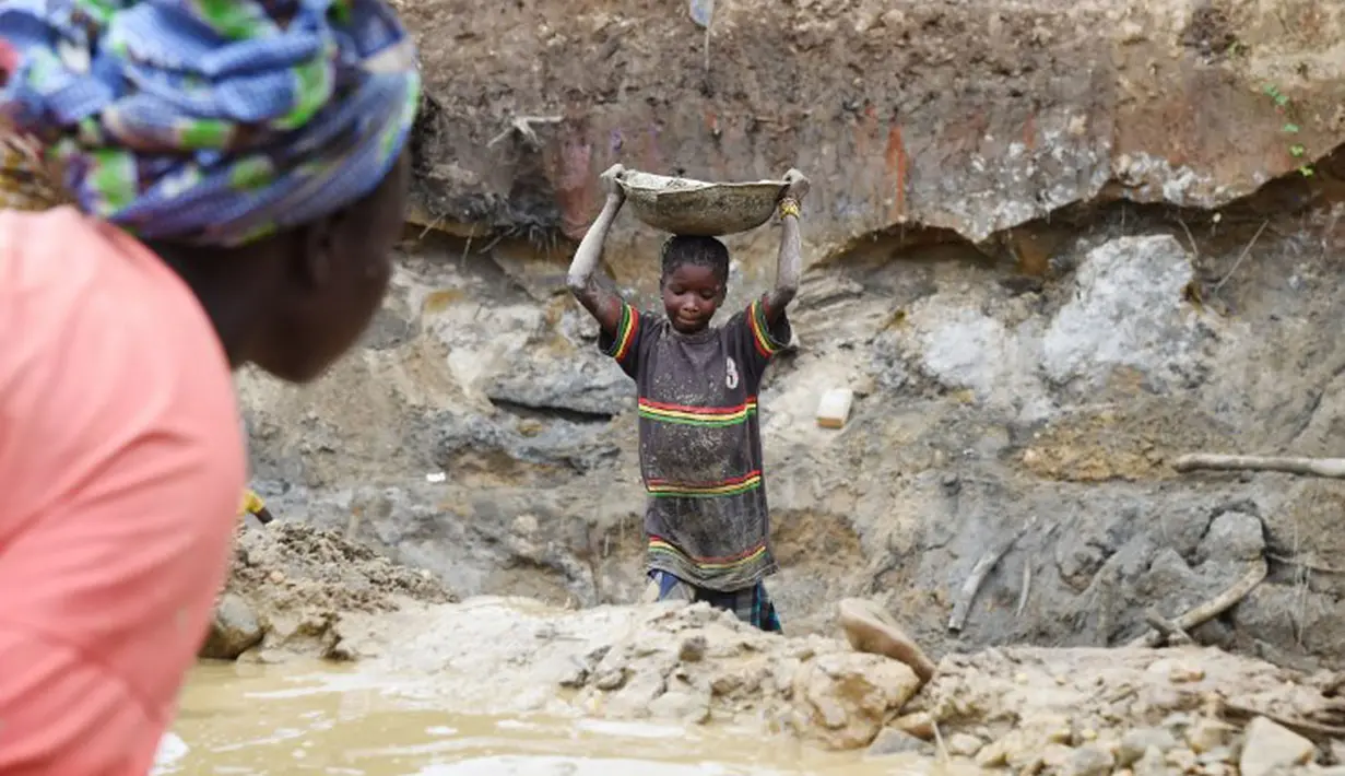 Menjadi pekerja tambang sejak masih kecil adalah hal yang lumrah di Afrika. Para orangtua mereka lebih senang anaknya bekerja daripada sekolah (AFP PHOTO / ISSOUF SANOGO)