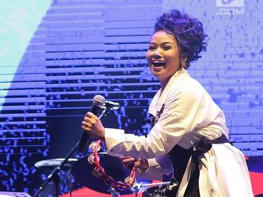 Yura Yunita (kanan) saat tampil dalam acara Balkonjazz Festival 2019 di Balkondes Tuksono, Borobudur, Magelang, Jawa Tengah, Sabtu (14/9/2019).  Yura menutup gelaran Balkonjazz Festival 2019 dengan manis lewat penampilannya yang energik. (Fimela.com/Bambang Ekaros Purnama)