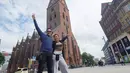 Dalam liburannya ini Ari Wibowo menceritakan serunya touring menggunakan motor sportnya dari Jerman, Denmark hingga Norwegia yang cuacanya sangat dingin meski tengah musim panas. Bersama rombongannya yang berisi 34 orang, momen serunya ini banyak dibagikan dalam media sosial Instagram. Selain touring menggunakan motor sport, keduanya pun menikmati serunya naik kapal pesiar.  (Liputan6.com/IG/@ariwibowo_official)