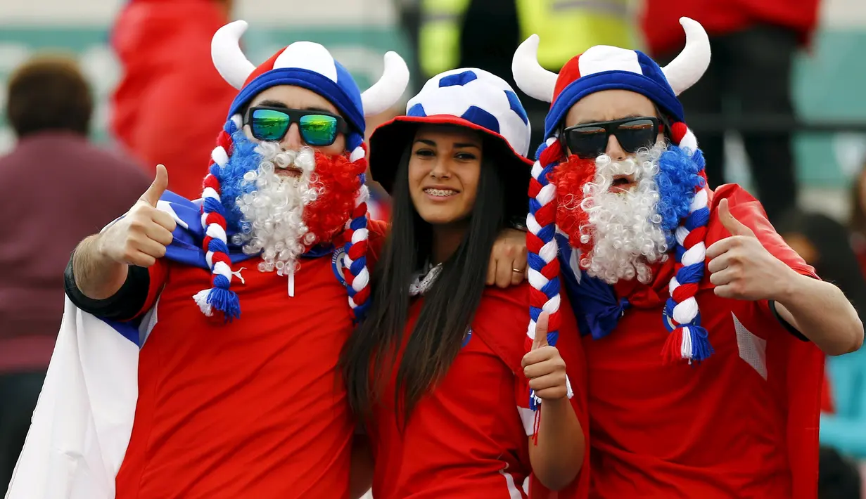 Fans Chile berfoto dan memberi dukungan timnya pada laga kualifikasi Piala Dunia 2018 di Santiago, Chile, Kamis (08/10/2015). Chile menang 2-0. (REUTERS/Ivan Alvarado)