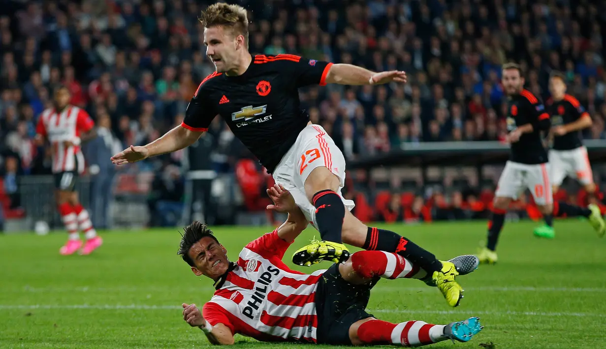 Bek PSV Eindhoven, Hector Moreno saat menjegal bek tangguh Manchester United, Luke Shaw pada pertandingan Grup B Liga Champions di Stadion Philips, Belanda (16/9/2015). Kaki kanan Shaw dikabarkan patah setelah dilanggar. (Reuters/Andrew Couldridge)