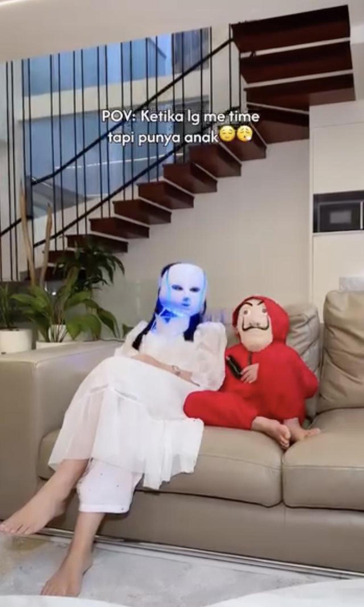Potret Ruang TV Rumah Raditya Dika dan Anissa Aziza/Instagram/@anissaaziza