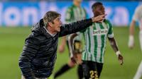 Manajer tim Real Betis, Manuel Pellegrini memberi instruksi kepada pemainnya saat melawan Real Madrid dalam laga lanjutan Liga Spanyol 2020/2021 pekan ke-33 di Alfredo Di Stefano Stadium, Madrid, Sabtu (24/4/2021). Real Betis bermain imbang 0-0 dengan Real Madrid. (AP/Bernat Armangue)