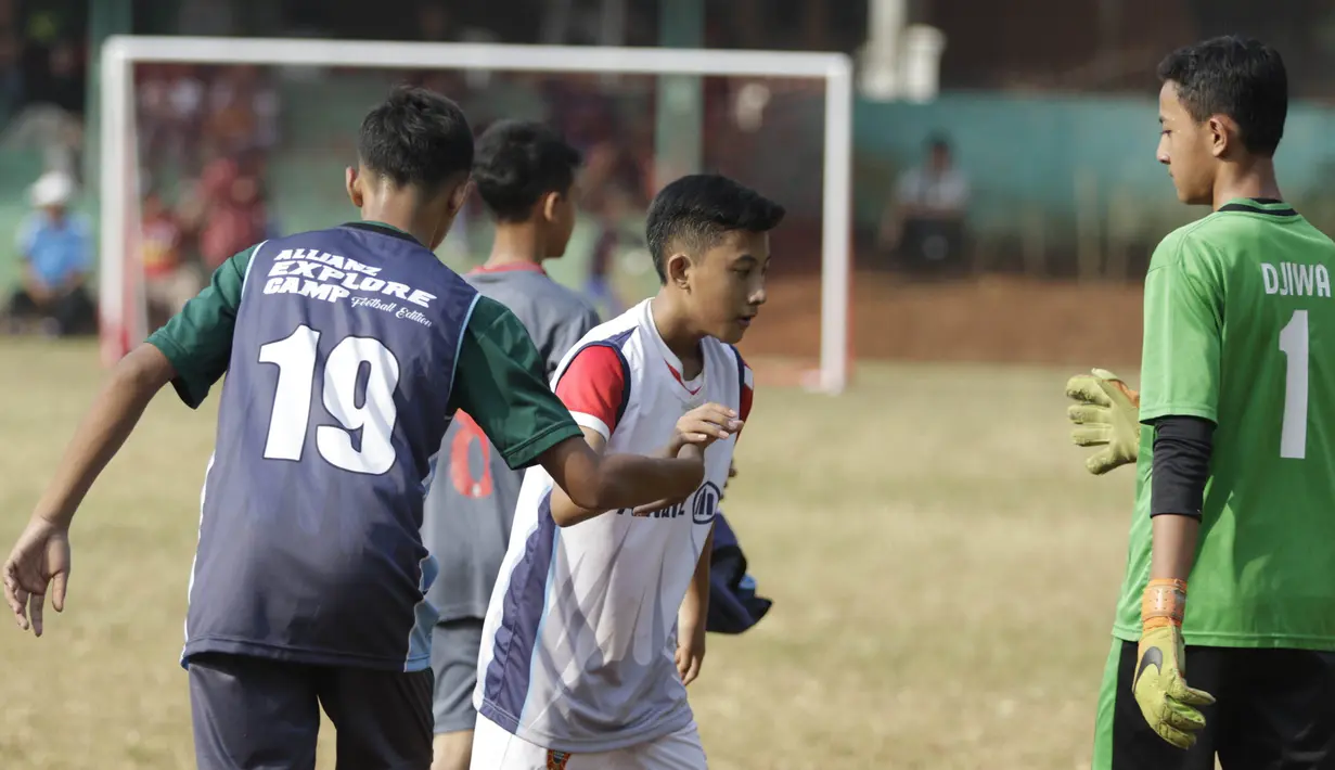 Sejumlah anak bersalaman usai mengikuti tes fisik program Allianz Explorer Camp 2019 di Lapangan PSPT Tebet, Jakarta, Sabtu (22/6). Nantinya akan ada pemenang yang diberangkatkan ke Singapura dan Munchen. (Bola.com/Vitalis Yogi Trisna)