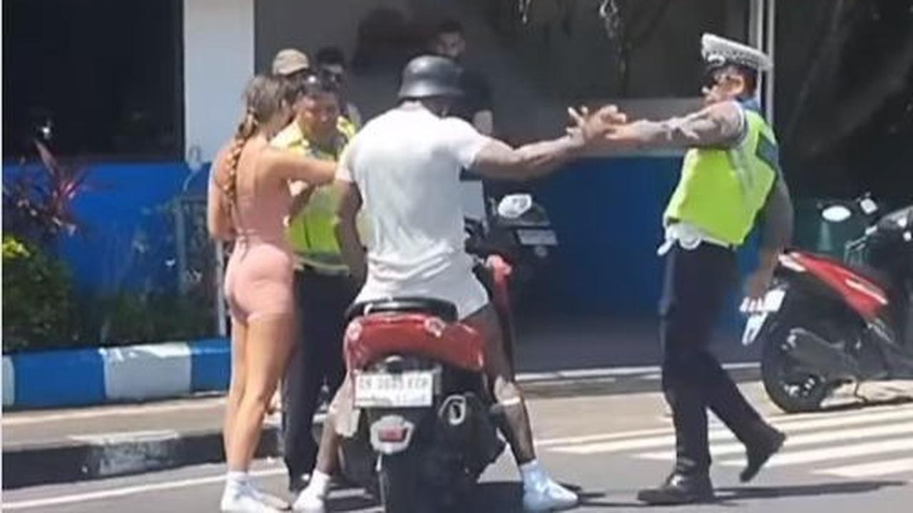 Peristiwa itu terjadi di lampu merah depan Pos Polisi Lalu Lintas, di Jalan Sunset Road, Kuta, Badung, Senin (18/9) siang.<br>
