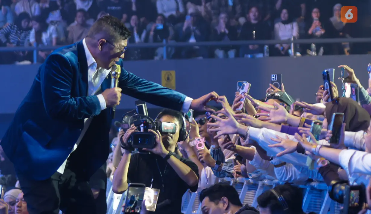 Vokalis UNGU, Pasha, tampil menghibur penggemar dalam konser Waktu Yang Dinanti – Final Chapter di Tennis Indoor Senayan, Jakarta, Jumat (30/10/2026). Penampilan tersebut menjadi bagian dari perayaan 30 tahun perjalanan musik UNGU. (KLY/Budy Santoso)