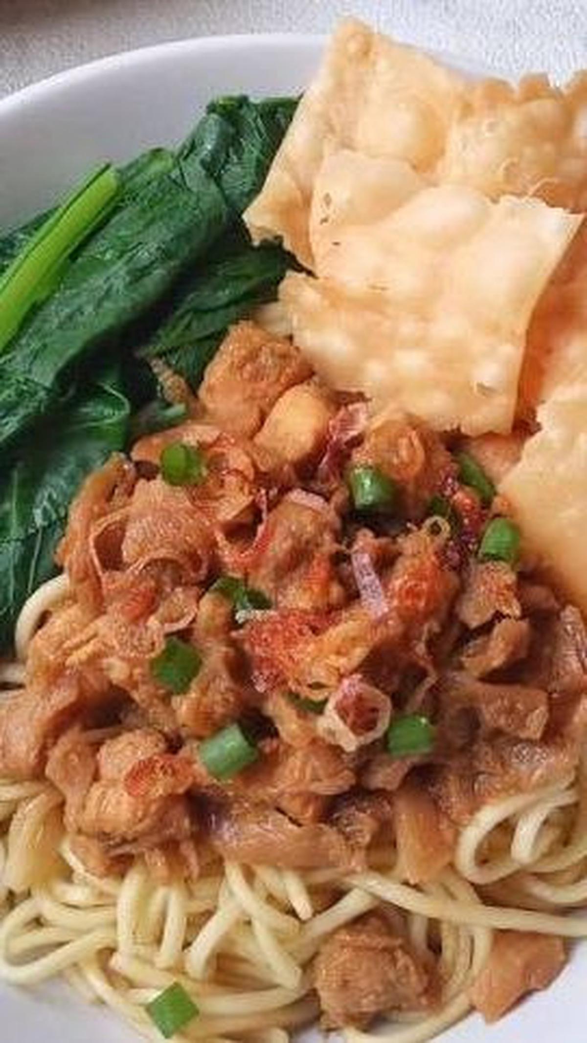Bagaimana? Mudah bukan membuatnya? Kini tak perlu jauh-jauh keluar rumah, Anda bisa menikmati mie ayam ala abang-abang langsung dari dapur Anda sendiri. Selamat menikmati.
