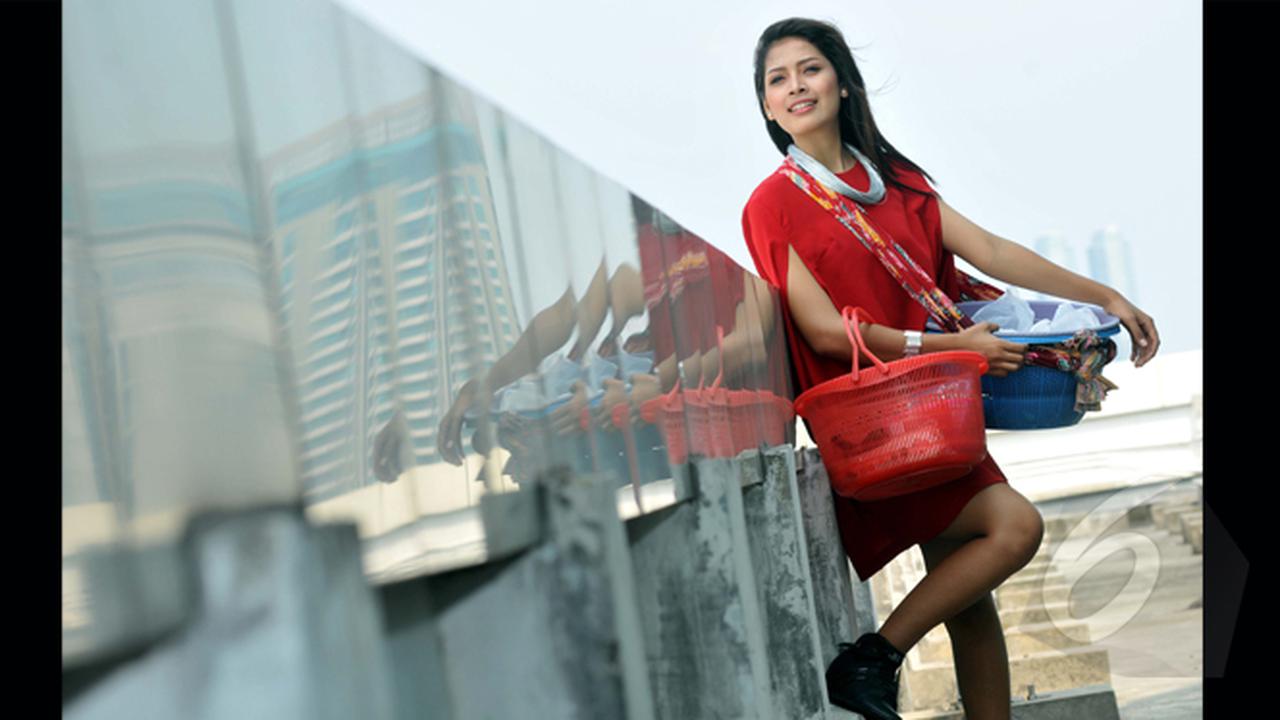 Gaun Merah Bikin Ninih si Penjual Getuk Makin Cantik