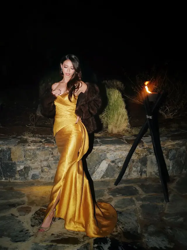 Madame Vibes di Maroko, Gaya Yuki Kato dengan Gaun Emas dan Mantel Bulu Curi Perhatian