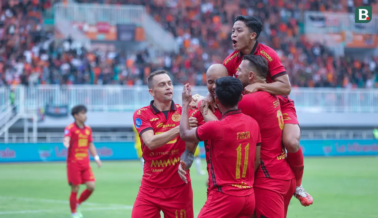Para pemain Persija Jakarta merayakan kemenangan atas Persik Kediri pada pekan ke-12 BRI Liga 1 di Stadion Pakansari, Kabupaten Bogor,  Minggu (1/12/2024) sore WIB. (Bola.com/M Iqbal Ichsan)