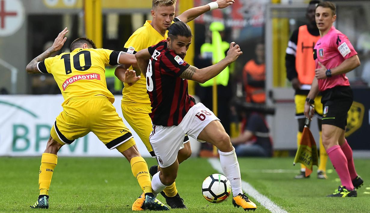 Bek AC Milan, Ricardo Rodriguez, berusaha melewati pemain Udinese pada laga Serie A di Stadion San Siro, Milan, Minggu (17/9/2017). AC Milan Menang 2-1 atas Udinese. (AFP/Miguel Medina)