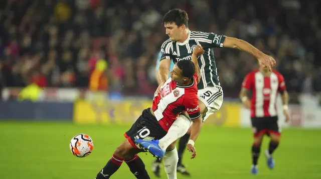 Harry Maguire&nbsp;(kanan) berebut bola dengan Cameron Archer pada pertandingan&nbsp;Liga&nbsp;Inggris antara Sheffield United dan Manchester United (MU) di Bramall Lane di Sheffield, Inggris, Sabtu, 21 Oktober 2023. (AP/Jon Super)